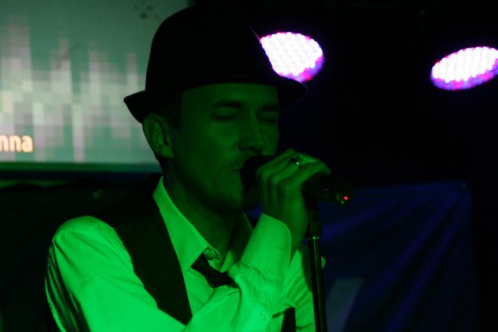 2008-11-28 M3_live at replugged 054.jpg